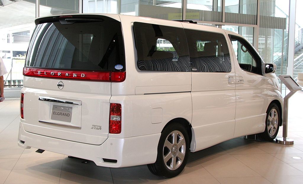 Picture of the rear of a Nissan Elgrand E51 Highway Star
