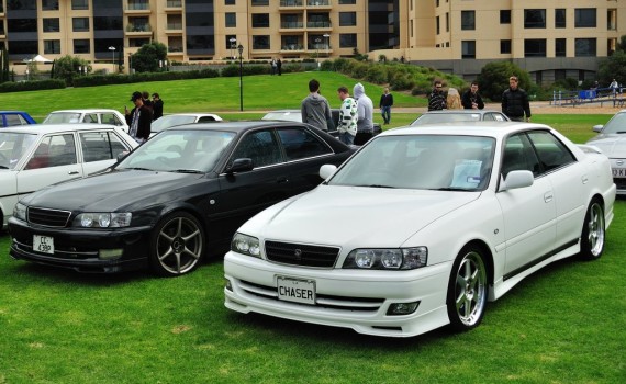 Picture of a white and a black Toyota Chaser JZX100