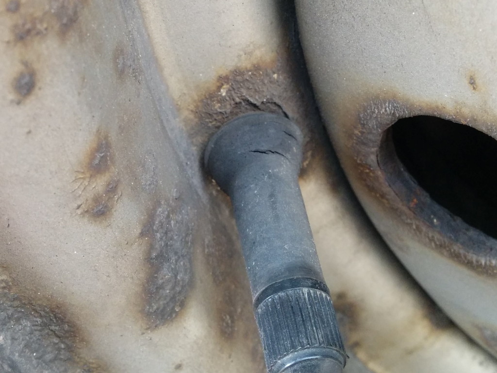 Picture showing cracks in a rubber wheel valve stem