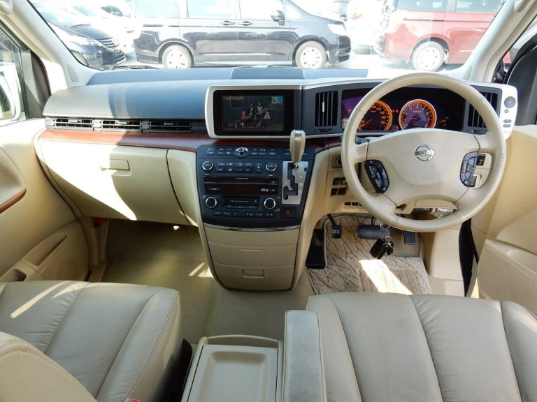 Beige leather interior in a Nissan Elgrand