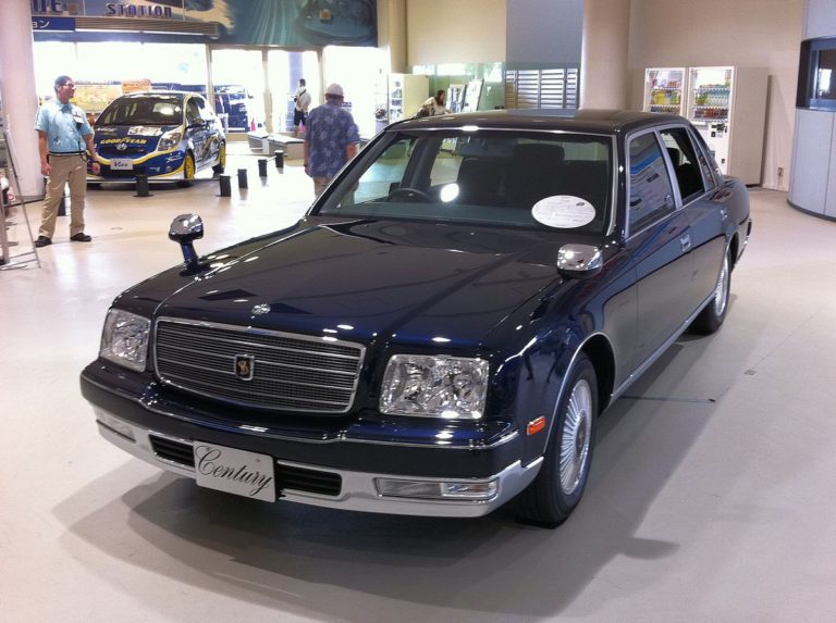Picture of a Toyota Century at MegaWeb