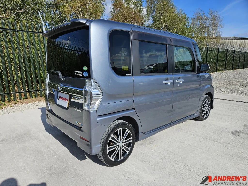 Picture of the right rear quarter of a 2014 Daihatsu Tanto