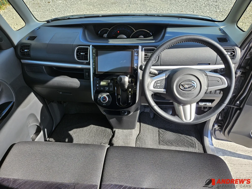 Picture of the dashboard of a 2014 LA600S Daihatsu Tanto